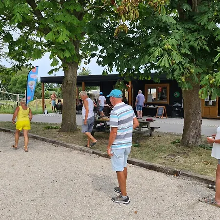 501b Op Recreatiepark De Wielen בקתה